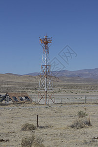 在沙漠中部的机场 雷达显示有天空飞机跑道飞机场山脉蓝天图片