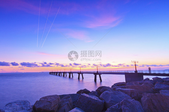 香港机场跑道灯光日落海浪海岸线橙子热带反射海岸太阳阳光海洋旅行图片