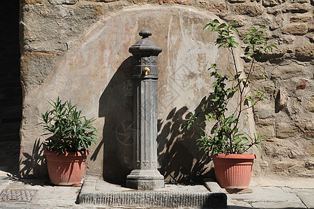 中世纪意大利小镇的小喷泉图片