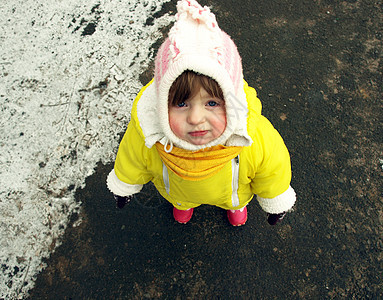小女孩婴儿眼睛操场黄色乐趣连身裤围巾幸福孩子金发图片