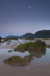 西班牙坎塔布里亚诺贾海尔盖拉斯海滩月亮岩石编队苔藓海洋石头图片