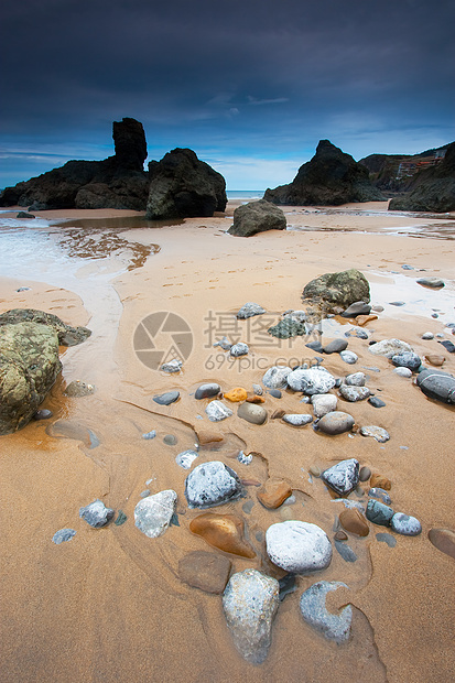 西班牙比兹卡亚巴基奥海滩海洋布里科石头国家海岸岩石图片