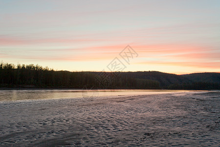 加拿大育空河的泰加(Taiga)日落图片