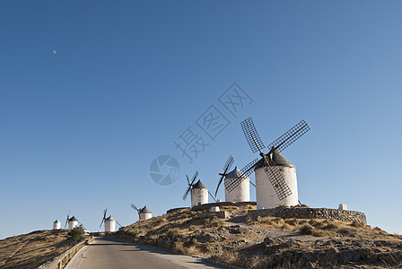 西班牙传统风力磨机木头建筑学城堡蓝色风神农业旅游风尘纪念碑爬坡图片