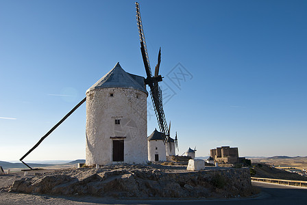 西班牙传统风力磨机旅游历史性蓝色机器木头爬坡空气纪念碑农业刀片图片