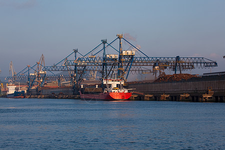 西班牙比斯卡亚毕尔巴鄂河晴天国家工作中音起重机神经元金属运输船厂图片