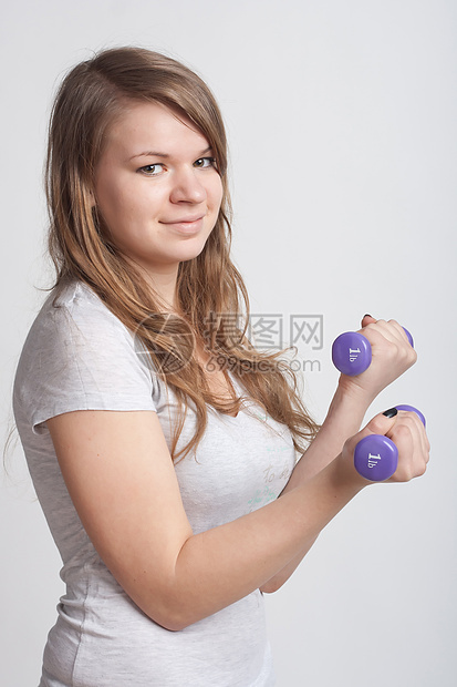 手拿哑铃的女孩健康健身房身体图片