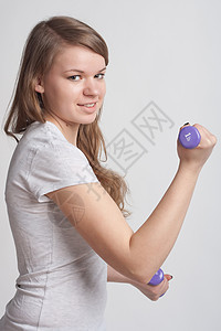手拿哑铃的女孩健康身体健身房图片