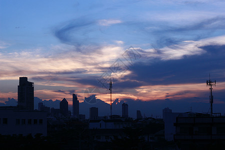 曼谷市上空日落全景红色摩天大楼城市太阳黑色风景市中心蓝色建筑图片