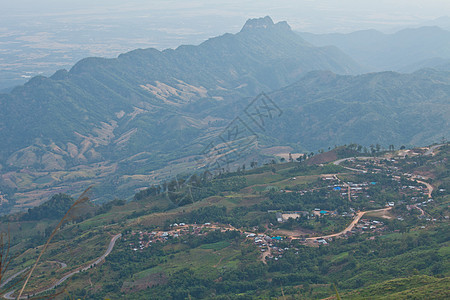 山中的道路驾驶风景阳光高度绿色爬坡地块晴天顶峰登山图片