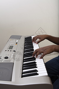 钢琴手演奏电子钢琴图片