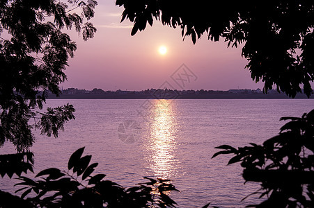 太阳落山在纳洪法农 老挝的景色图片