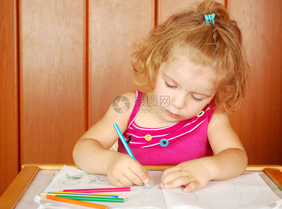 美美的小女孩用蜡笔画画图片