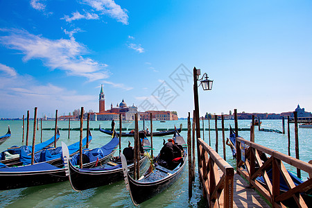 大运河上的Gondolas和威尼斯圣乔治马吉奥雷教堂假期地标旅游日落天空渠道教会旅行历史血管图片