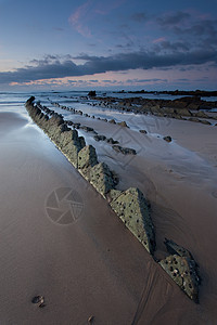 西班牙巴斯克州比兹卡亚巴里卡海滩地区海岸海洋岩石海滩图片