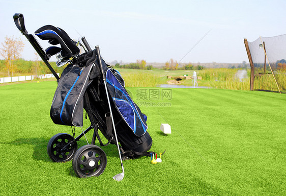 高尔夫球场 有蓝色高尔夫球袋图片