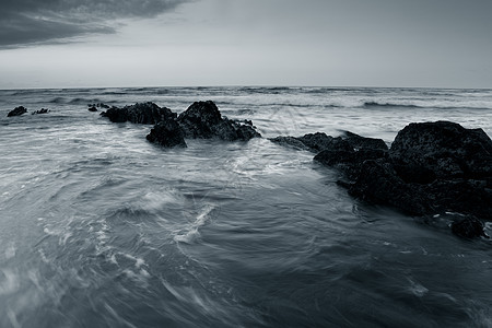 西班牙比兹卡亚索佩拉纳阿里亚塔拉海滩海洋晴天地区黑白波浪塔拉黑与白岩石海滩图片