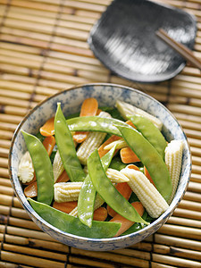 搅拌炒蔬菜油炸食物婴儿萝卜玉米背景图片