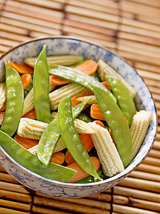玉米胡萝卜搅拌炒蔬菜婴儿萝卜油炸玉米食物背景