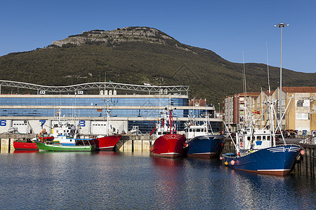 西班牙坎塔布里亚圣尼亚港海洋船舶渔船晴天村庄城市港口钓鱼图片