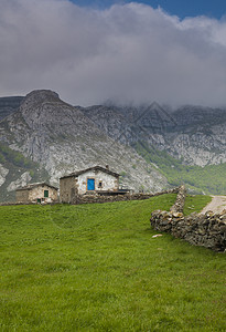 西班牙坎塔布里亚索巴山谷旅游农舍历史性绿色旅行建筑学山脉房屋图片