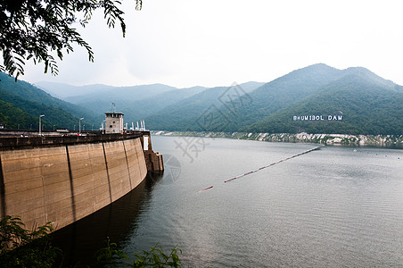 泰国Bhumibol水坝大水保持区建筑学技术力量绿色电缆大坝工业电气石头花园图片