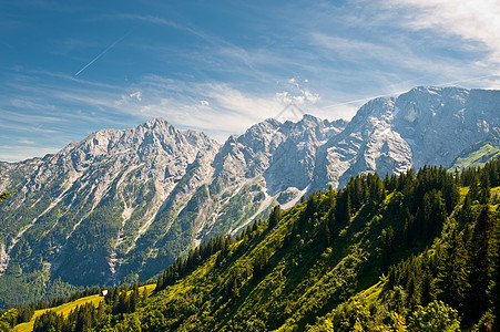 巴伐利亚阿尔卑斯岩石牧场农场农村农家天空森林生态植物石灰石图片