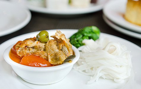 辣椒烹饪白色红色鸭子盘子搅拌蔬菜美食挂面食物胡椒图片