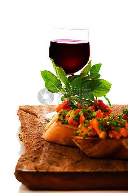 布鲁夏特酒和葡萄酒玻璃派对面包盘子烹饪桌子木头沙拉午餐洋葱图片