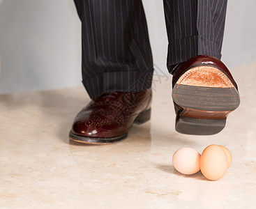 男人的鞋贴三个鸡蛋蛋壳风险冲压压力皮革脆弱性商业商务休息三重奏图片