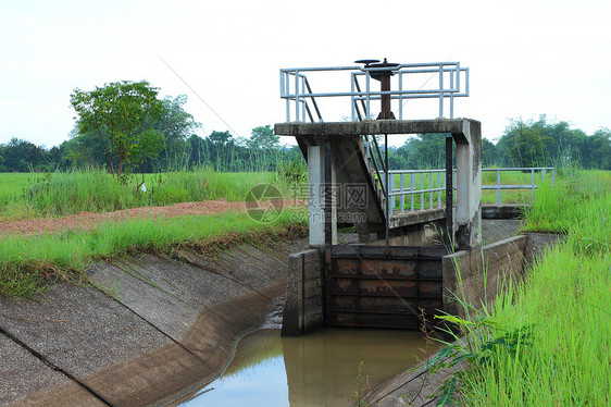 洪水和灌溉运河压力运河障碍车轮建筑农业控制环境灌溉流动图片