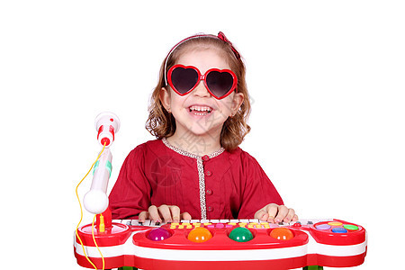 快乐的小女孩 用太阳眼镜弹奏音乐图片