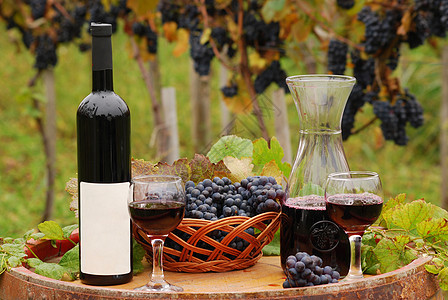 红酒葡萄酒玻璃和瓶子图片