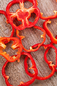 切红铃辣椒框架木头活力美食宏观营养红色绿色乡村胡椒图片