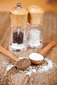 盐和胡椒香料调味品美食木头棕色乡村盐瓶食物静物胡椒粒图片