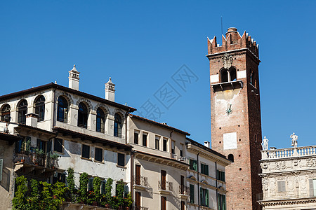 意大利维尼托维罗纳Verona的广场上的贝尔塔建筑学天空旅行正方形大理石雕像艺术房屋假期石头图片
