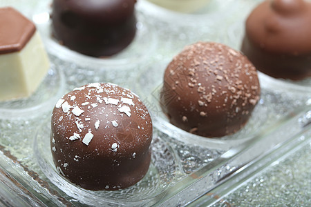 精细巧克力棕色糖果水晶展示可可熟食甜点食物松露白色图片
