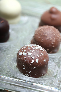 精细巧克力礼物甜点水晶糖果白色熟食棕色玻璃可可食物图片