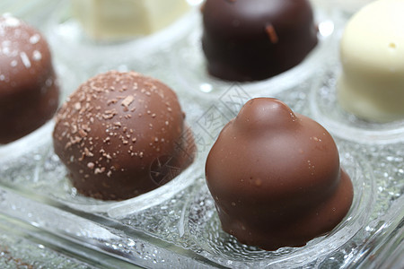 精细巧克力玻璃水晶可可甜点熟食松露展示糖果白色食物图片