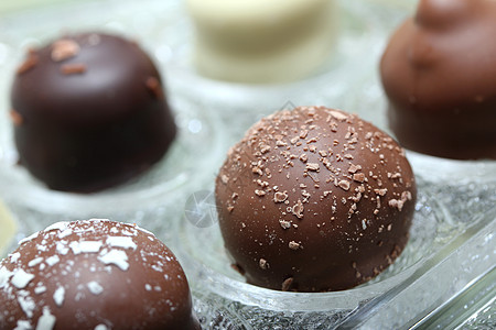 精细巧克力熟食松露白色玻璃食物甜点礼物展示棕色可可图片