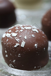 精细巧克力玻璃松露白色甜点熟食可可棕色水晶礼物糖果图片