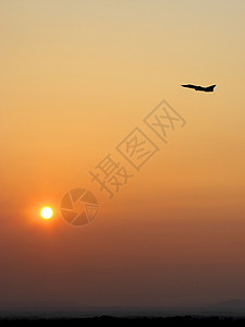飞机在日落时起飞图片