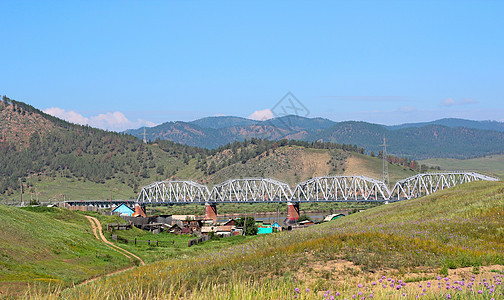 铁路桥和山地风景优美图片