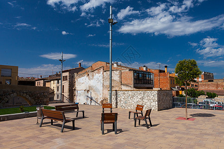 在西班牙村广场上休息的长凳;图片