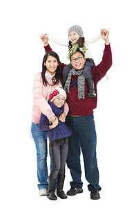 整个快乐的亚洲家庭 穿着冬衣站立在一起图片
