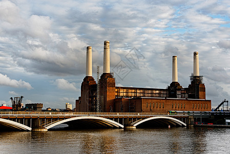 伦敦巴特海发电站日落历史车站天空首都力量建筑烟囱活力起重机图片