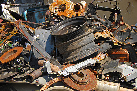 废旧汽车零件堆积图片