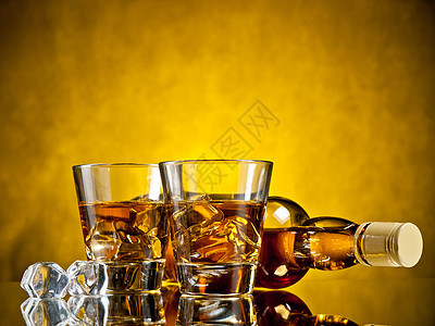 两杯酒液体反射瓶子饮料玻璃黄色调子静物岩石棕色图片