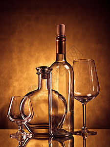 瓶和杯子瓶子静物调子饮料棕色玻璃黄色酒精反射图片