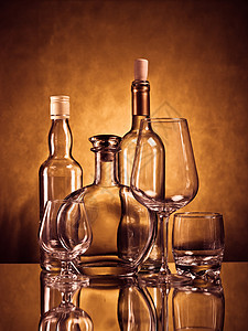 威士忌 白兰地和装眼镜的葡萄酒瓶图片